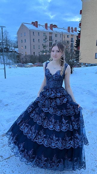 Tummansininen ilta/juhlapuku/vanhojentanssimekko