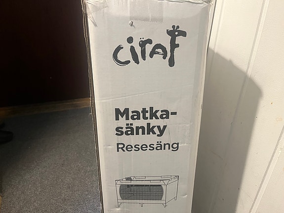 Käyttämätön lasten matkasänky