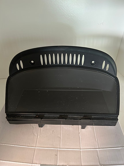 BMW E60 Keskinäyttö