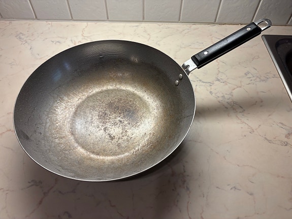 Hiiliteräksinen wok-pannu