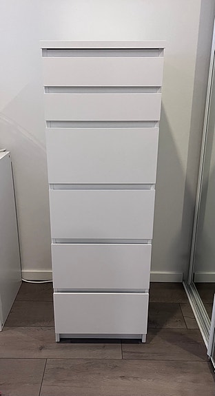 Ikean korkea malm lipasto peilillä