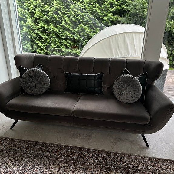 Sohva 2-istuttava Otsikko: Harmaa samettinen design-nojatuoli + koristetyyny