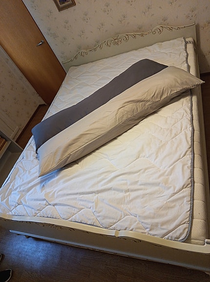 Talonpoikaisrokokoo sänky ja 2 yöpöytää, SAA TARJOTA!