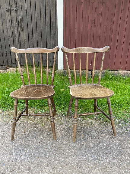 Kaksi vanhaa pinnatuolia