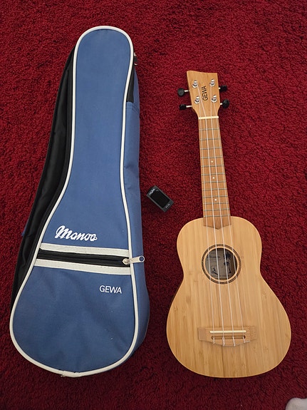 Myydään Geva Manoa K-SO-BB ukulele + viritin + säilytyspussi