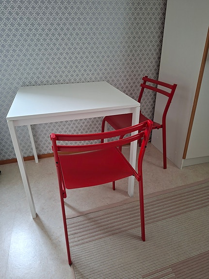 pöytä ja tuolit