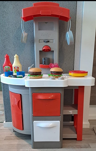 Lasten leikkikeittiö ja leikkiruoat