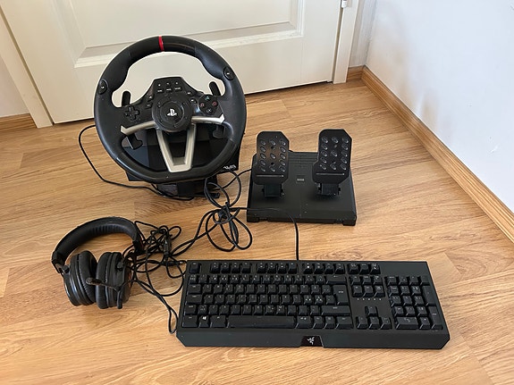 Peliohjainsetti: rattiohjain polkimilla, Razer-näppäimistö ja kuulokkeet
