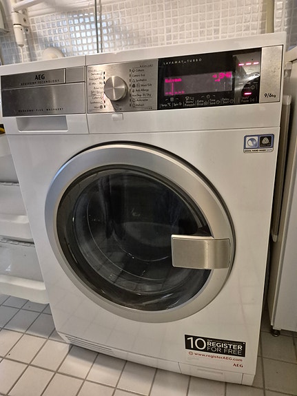 Lämpöpumpulla kuivaava pesukone