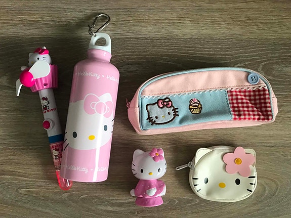 Hello Kitty juomapullo penaali tuuletin lompakko figuuri