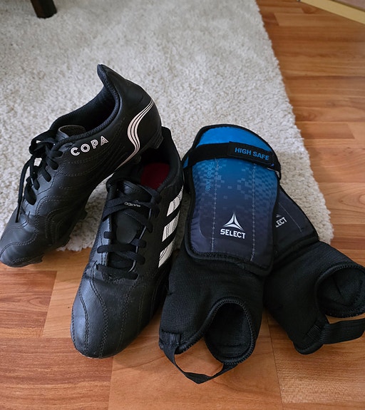 Lasten Adidas Copa jalkapallokengät ja säärisuojat
