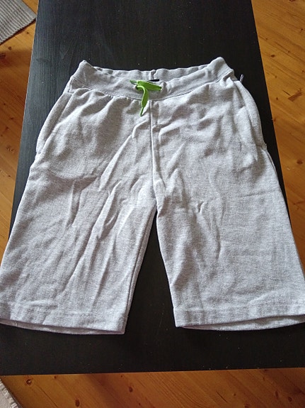 Poikien shortsit koko 160