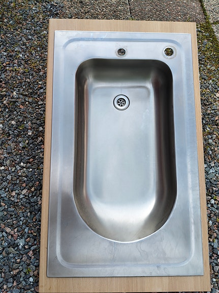Ruostumaton teräs allas tasolla