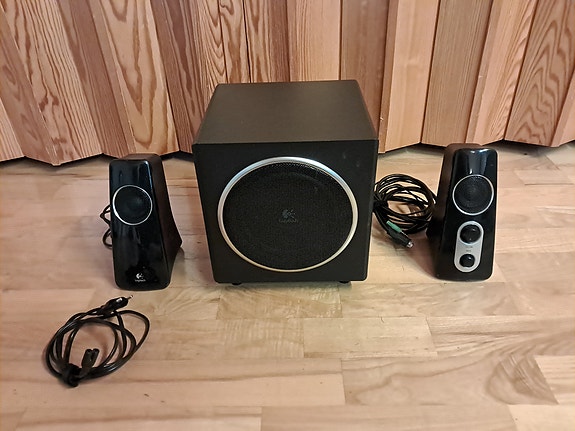 Logitech 2.1 kaiutinjärjestelmä subwooferilla