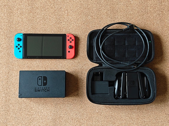 Nintendo Switch konsoli ja kantolaukku