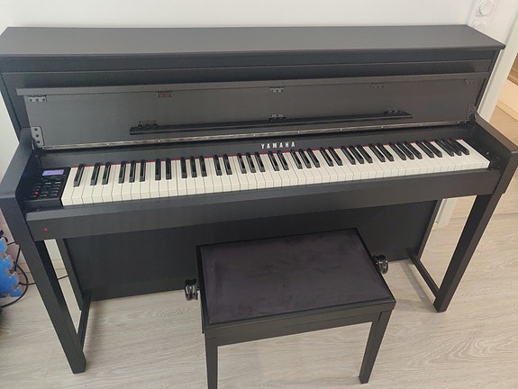 Yamaha Clavinova CLP585B digitaalipiano, musta