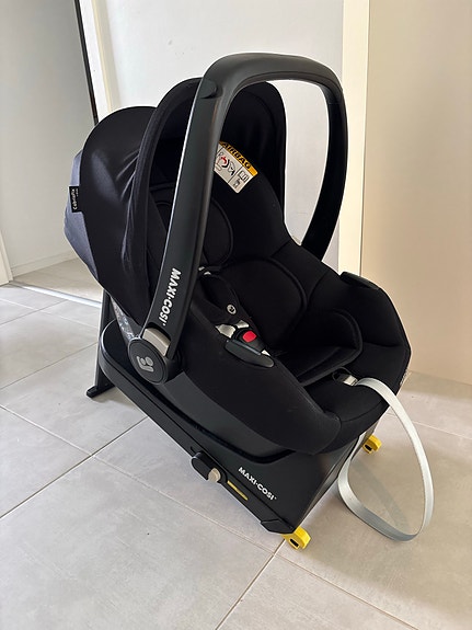 Maxi-Cosi CabrioFix i-size turvakaukalo ja telakka + adapterit rattaisiin