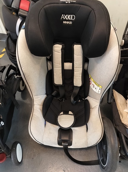 Myydään lasten turvaistuin autoon