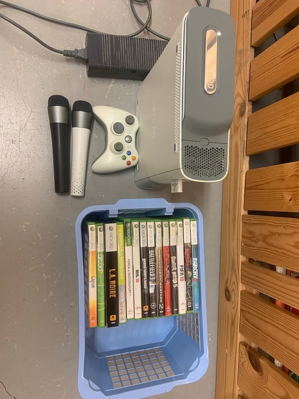 Xbox 360 pelikonsoli+pelit ja mikrofonit