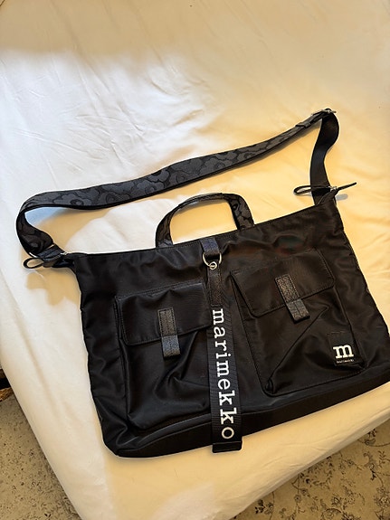 Marimekko Everything Messenger -olkalaukku, musta