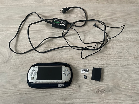 Sony PSP-3004 käsikonsoli hopea