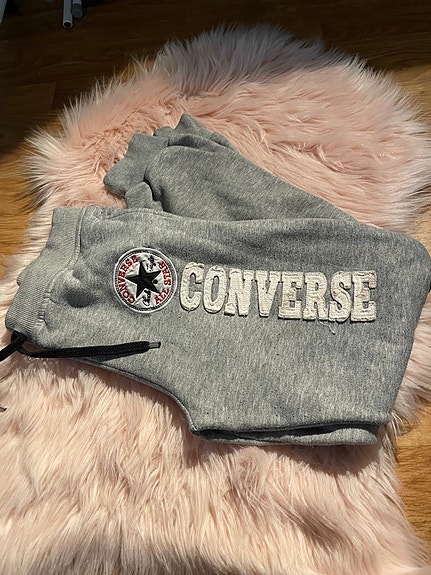 Conversen harmaat verkkarit