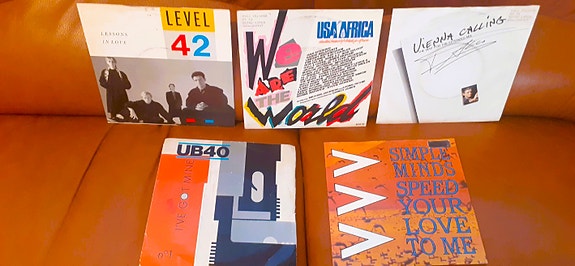 Single-levyjä Level 42 UB40 Simple Minds Falco USA for Africa