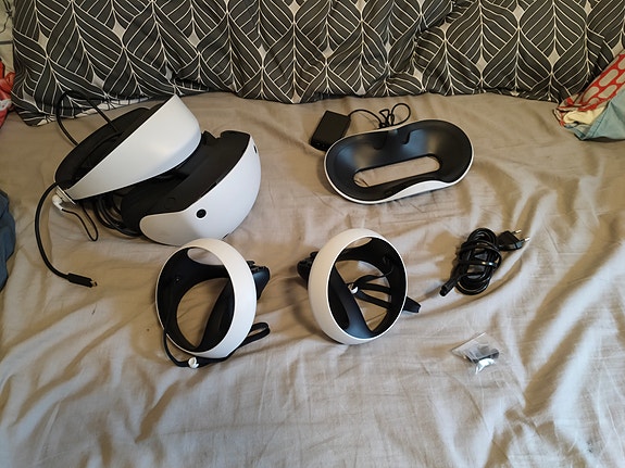 PS VR 2 lasit ja ohjaimien laturi