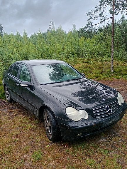 Mercedes-Benz W203 C 200 CDI manuaali purkuauto osina