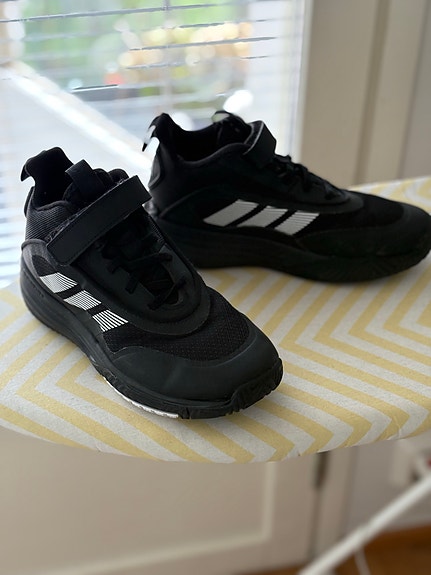 Adidas lenkkarit tarralla musta
