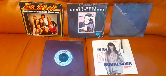 Single-levyjä Genesis The Jam Dr.Hook Paul McCartney Monyaka
