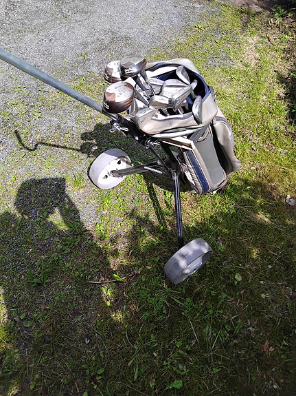Golfbägi ja golfmailat kärryllä