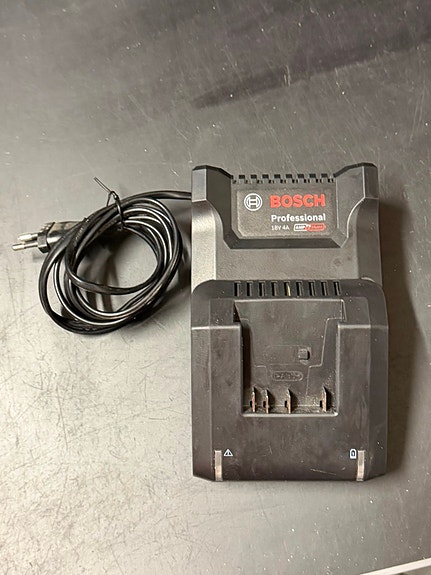 Bosch 18V porakone, laturi ja akut