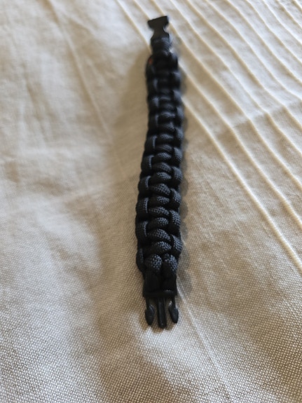 Musta punottu paracord-ranneke