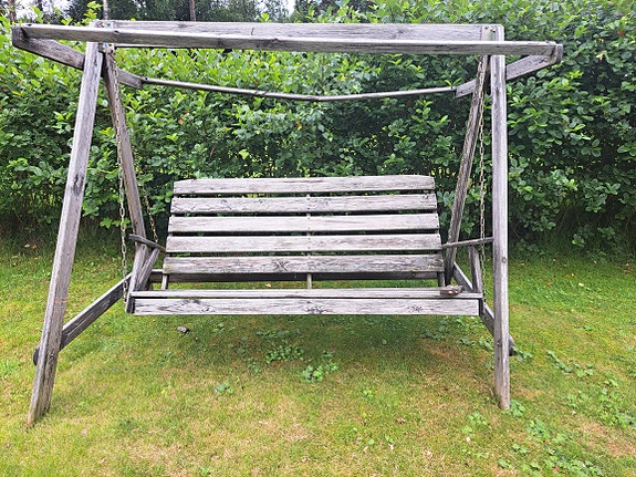 Puinen pihakeinu