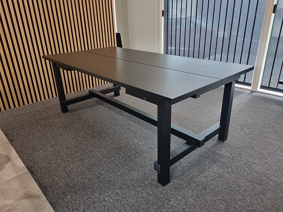 Ikean musta ruokapöytä
