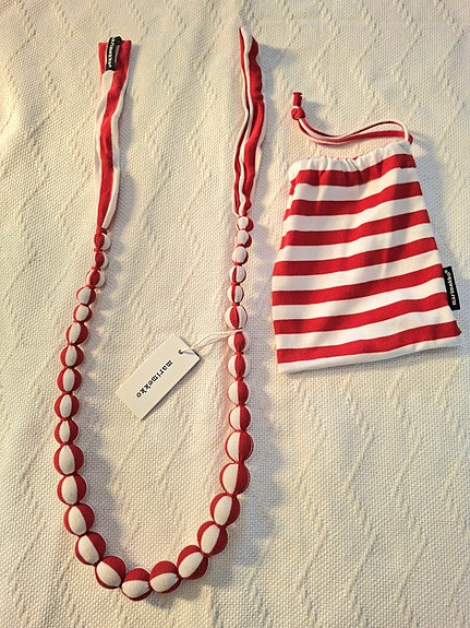Marimekko punavalkoinen kaulakoru