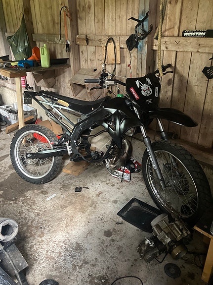 Derbi Senda supermoto -mopo ja paljon osia