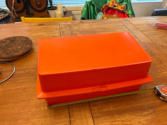 Retro oranssi säilytysrasia / leipälaatikko n. 35 cm