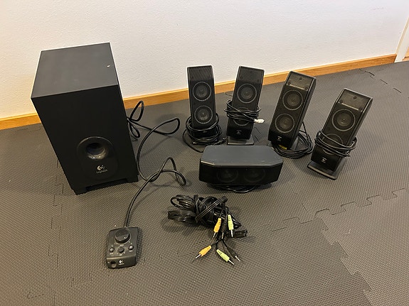 Logitech kaiutinjärjestelmä subwooferilla
