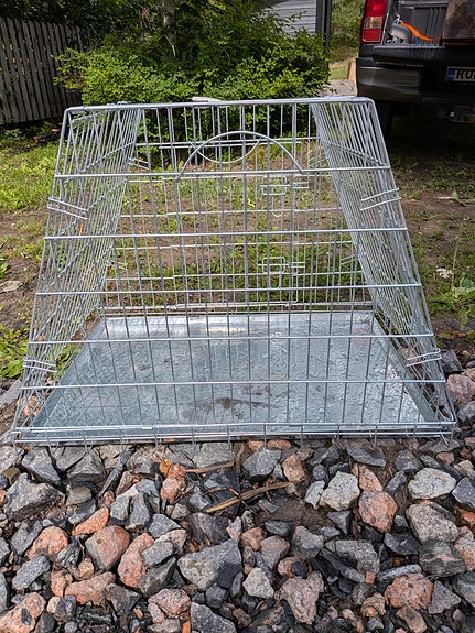 Metallinen koiranhäkki autoon