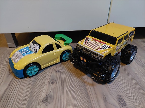 Isoja autoja 2kpl
