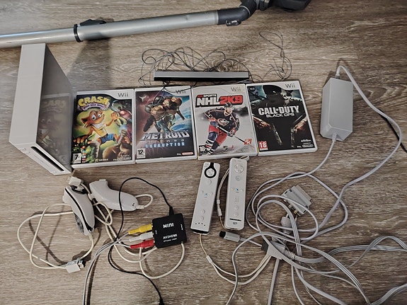 Nintendo wii 2 ohj 2 nunchuckia 5 peliä