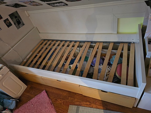 Sänky, sälepohjalla ja aluslaatikoilla