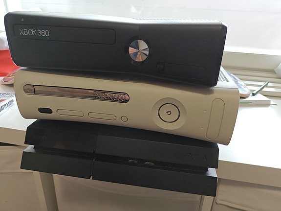 PS4 + kaksi kappaletta Xbox 360 pelikonsoli