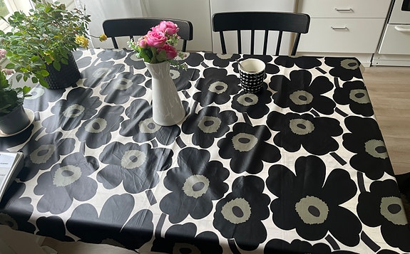 Valkoinen tukeva ruokapöytä 85 x 130
