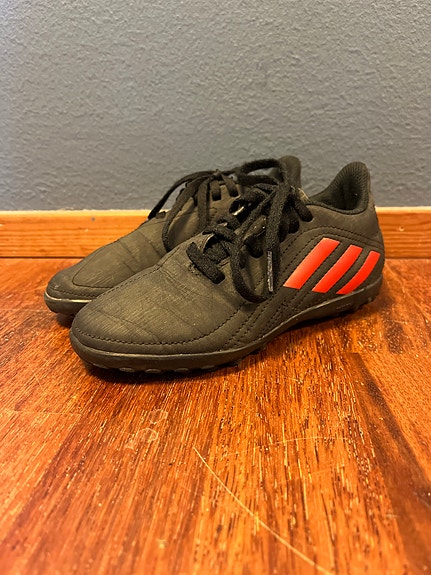 Adidas jalkapallokengät, 31