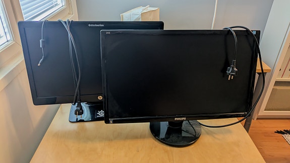 Näytöt Philips 24 ja HP 22