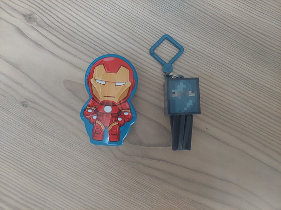 Iron man taskulamppu ja Minecraft Blue Vintage avaimenperä.