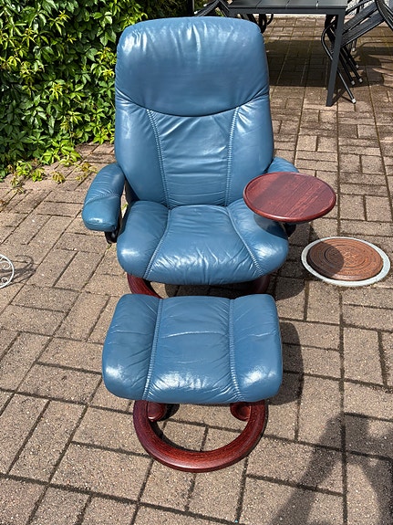Ekornes Stressless lepotuoli ja rahi ja integroitu alkuperäinen lisäpöytä